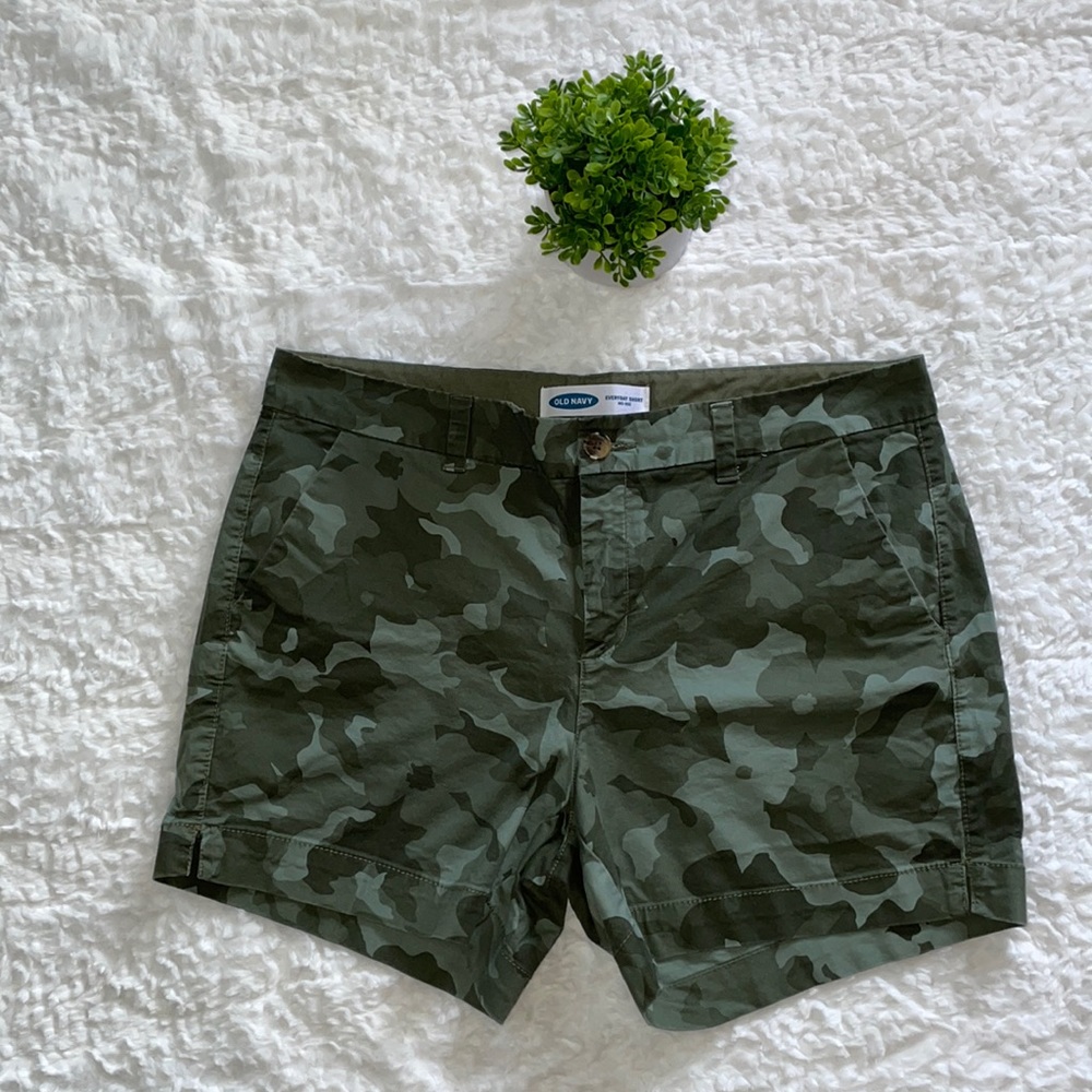 🎈Old Navy Camo Mid Rise Everyday Shorts
